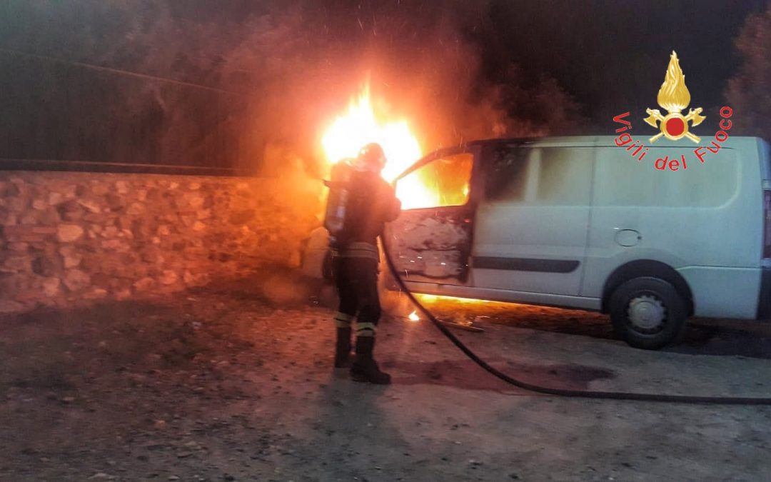 Il furgone in fiamme