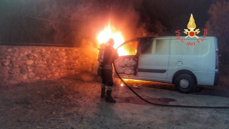 Intimidazione a ditta di Avellino che lavora in CalabriaIncendiato il furgone a Lamezia, paura in agriturismo