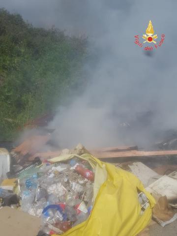 incendio rifiuti a Scordovillo di Lamezia