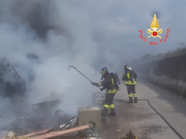 L'incendio nel campo di Scordovillo