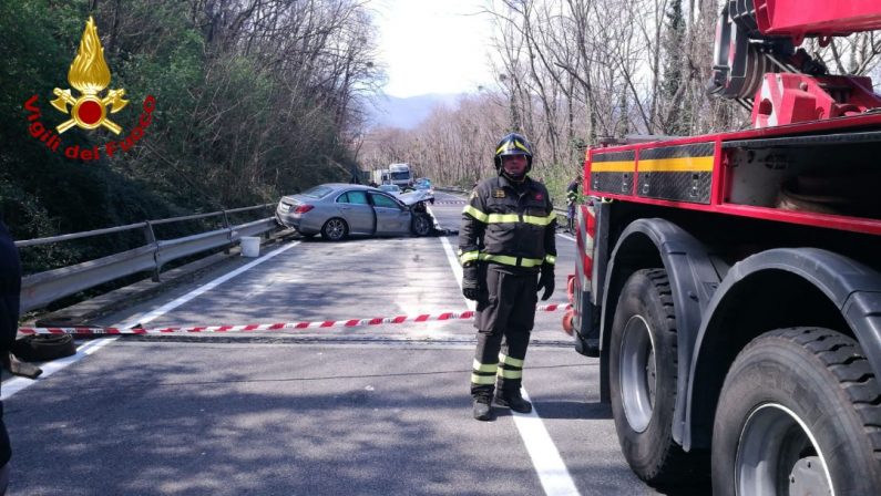 Scontro frontale sulla strada Silana nel CosentinoTre feriti soccorsi anche con l'elicottero del 118