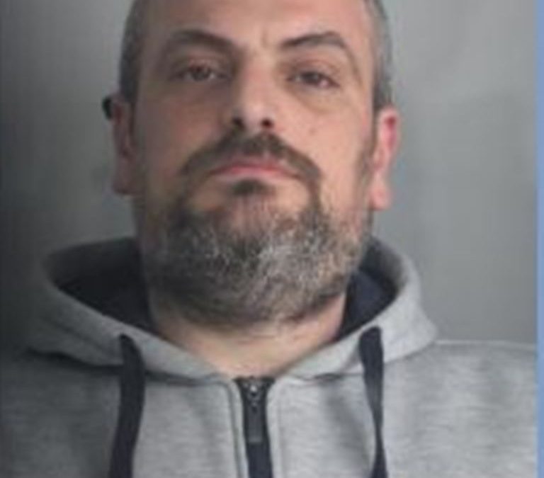 FOTO – Reggio Calabria, dà fuoco alla moglie e fugge: le foto dell’uomo ricercato e della sua auto