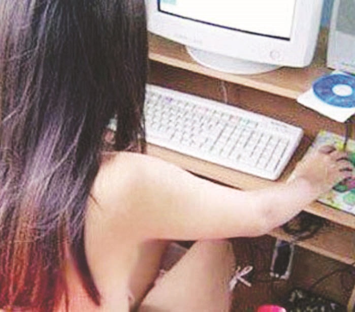 Una giovane davanti ad un computer
