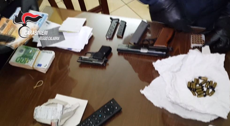 Armi e soldi sequestrati