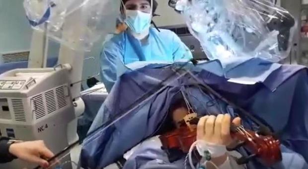 Taranto, incredibile ma vero in sala operatoria 23enne operata mentre suona il violino
