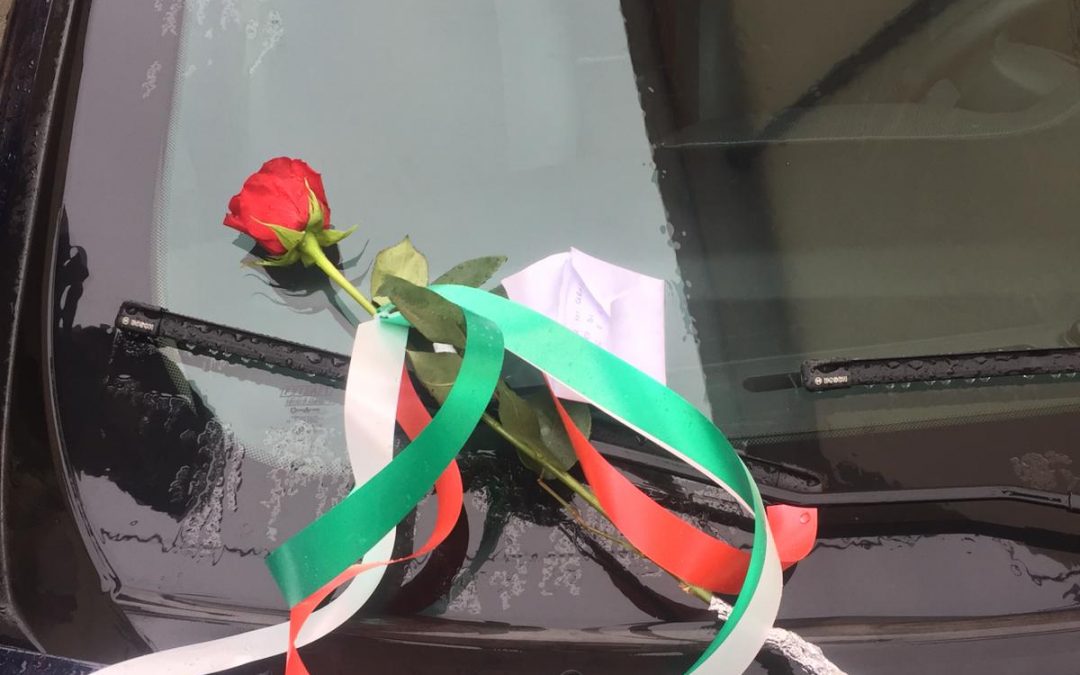 Il biglietto e la rosa sulla gazzella dei carabinieri