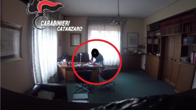 VIDEO - Il furto nello studio di un avvocato di Catanzaro, arrestato il tecnico informatico
