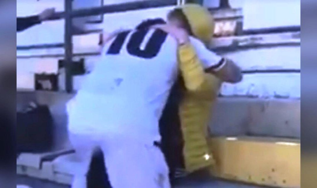 Cocimano del Messina abbraccia la madre in tribuna