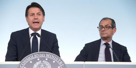 Il presidente Giuseppe Conte e il ministro Giovanni Tria