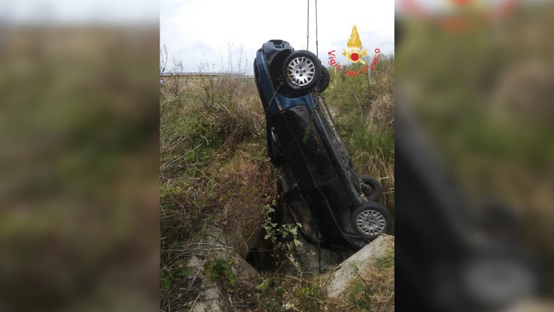 Tragico incidente stradale su viale Europa a CatanzaroUn'auto finisce nel canale di scolo, muore un 47enne