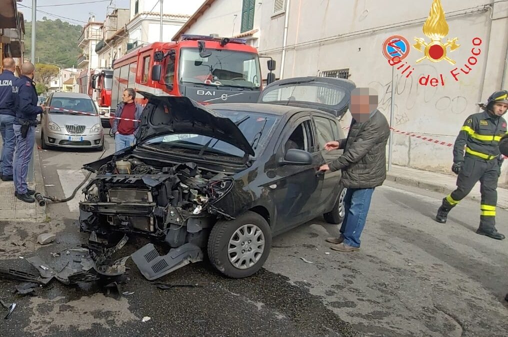 Una delle auto coinvolte nello scontro