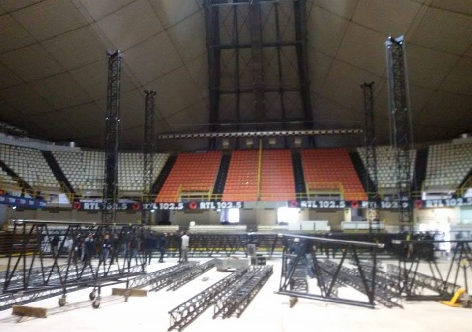 I lavori di smontaggio del palco previsto per il concerto dei The Giornalisti