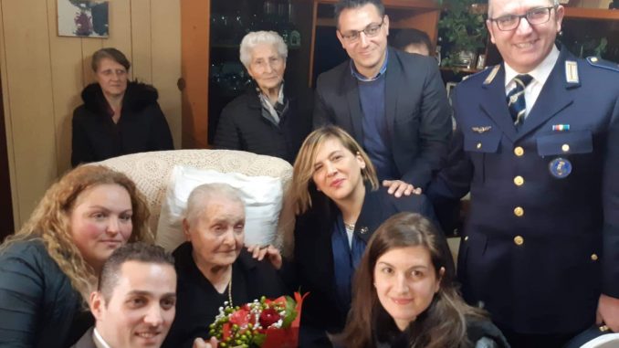 La signora Pupo attorniata da familiari e amici