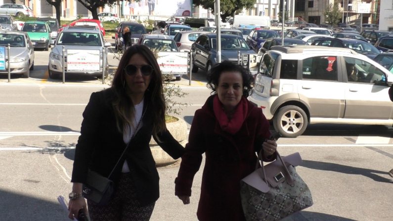 FOTO - Maestra e bidella arrestate per maltrattamenti agli alunniL'arrivo delle donne in tribunale per l'interrogatorio