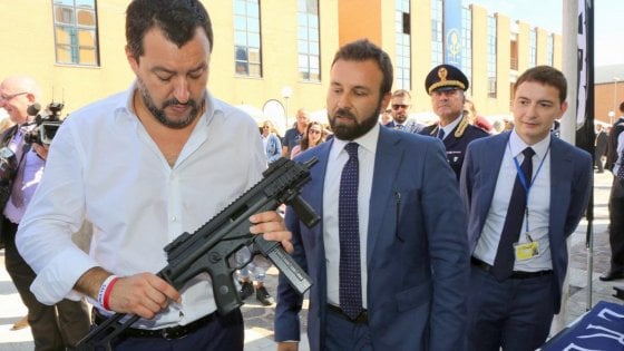 La foto di Matteo Salvini con il mitra postata dal portavoce Morisi