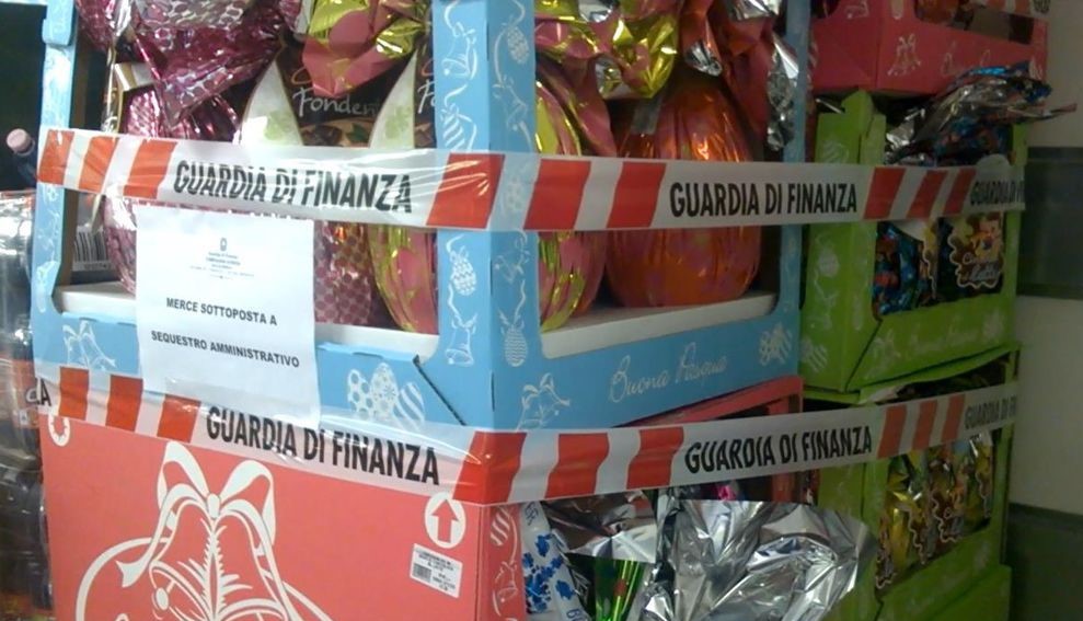Irregolari e pericolose, sequestrate 100mila uova di Pasqua  Maxi operazione della Finanza nel Cosentino