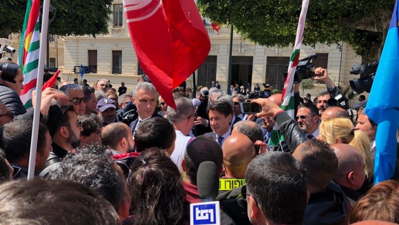 VIDEO - Il premier Conte a Reggio Calabria incontra in piazza precari e sindacalisti