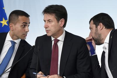 Il premier Conte con i vice Di Maio e Salvini