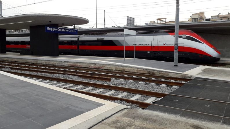 Un treno Frecciarossa sui binari della CalabriaUtilizzato dopo il guasto ad un convoglio per Reggio