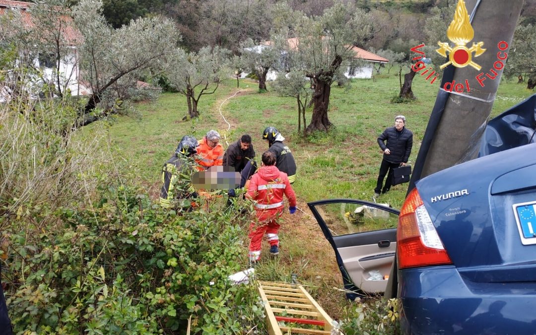 I soccorsi all'uomo rimasto ferito