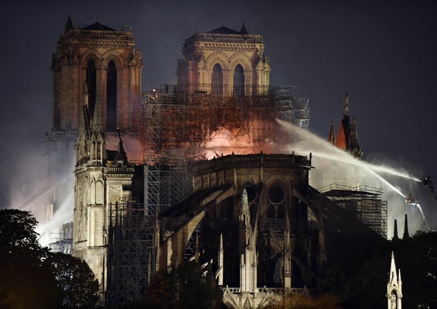 Notre Dame in fiamme, luogo di culto e ora icona pop La cattedrale repubblicana, esoterica, religiosa e laica