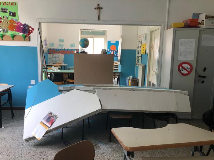 Sant’Anastasia, crolla parete scuola: ferita una maestra incinta e contusi bimbi