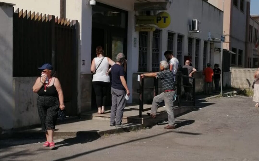Gli anziani in fila alle poste