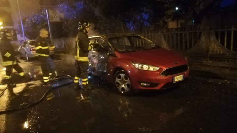 Cirò Marina, distrutta l'auto del segretario comunaleLa vettura devastata da un incendio nella notte