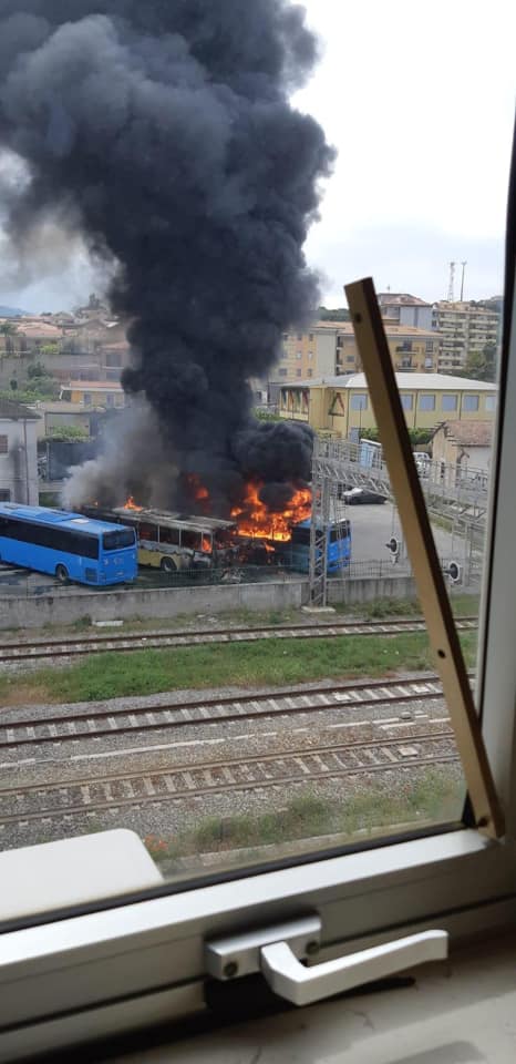 FOTO - Incendio distrugge tre autobus in pieno giorno nell'autostazione di Soverato, indagini in corso