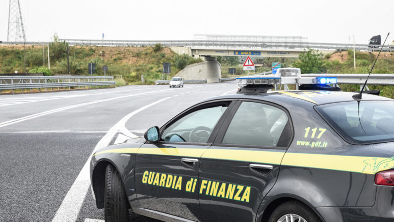 Lamezia Terme, la Guardia di Finanza sequestra mascherine vendute a prezzi esorbitanti e denuncia due imprenditori