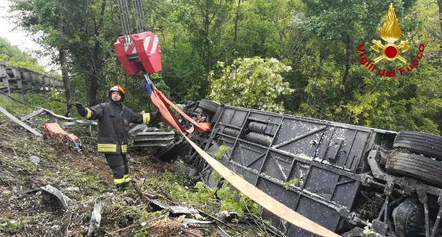 Autobus fuori strada, un morto e decine di feritiA Siena indagato l'autista: un cosentino di 35 anni