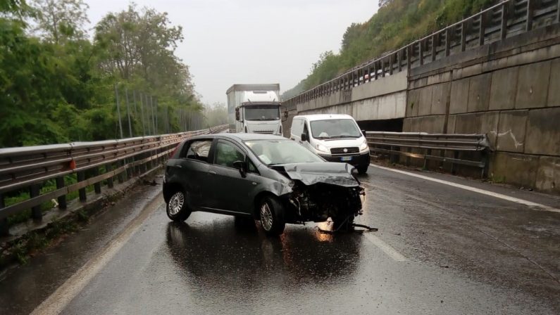 Incidente stradale sull'Autostrada A2 del MediterraneoCoinvolti due veicoli, traffico rallentato per alcune ore