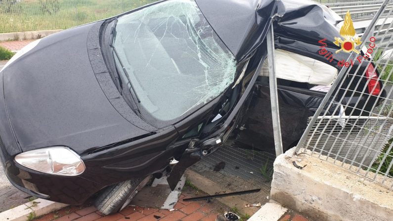 Tragedia a Crotone, in un incidente stradale muore un giovanePerde il controllo della vettura e si schianta contro il guardrail