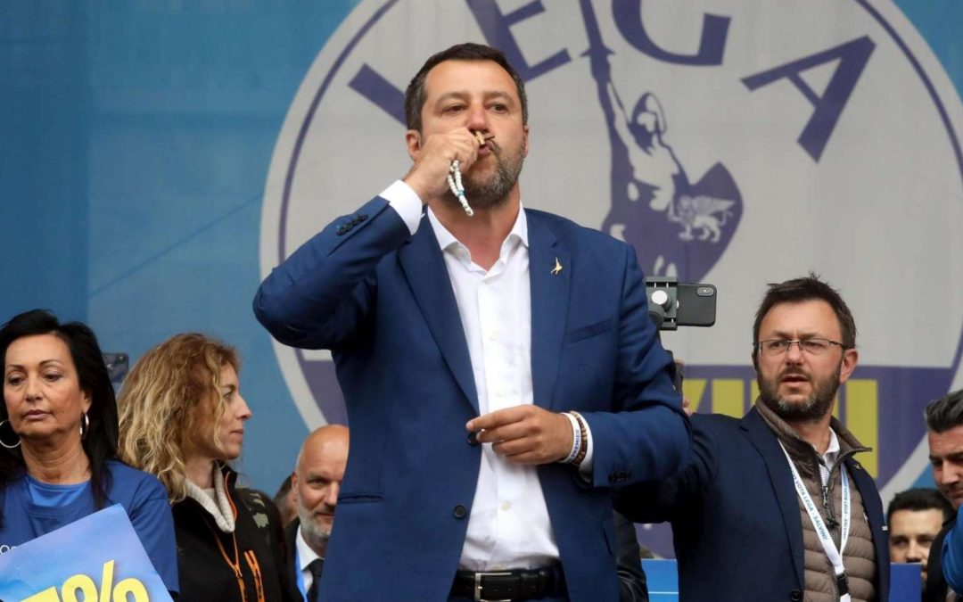 Matteo Salvini mentre bacia il rosario