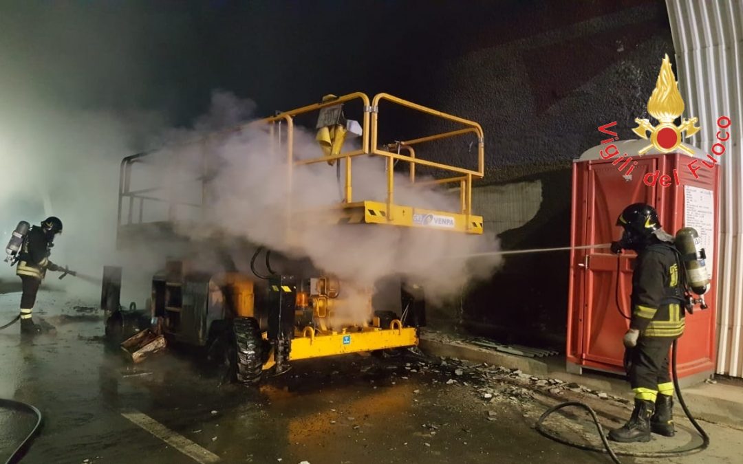Il mezzo distrutto dalle fiamme