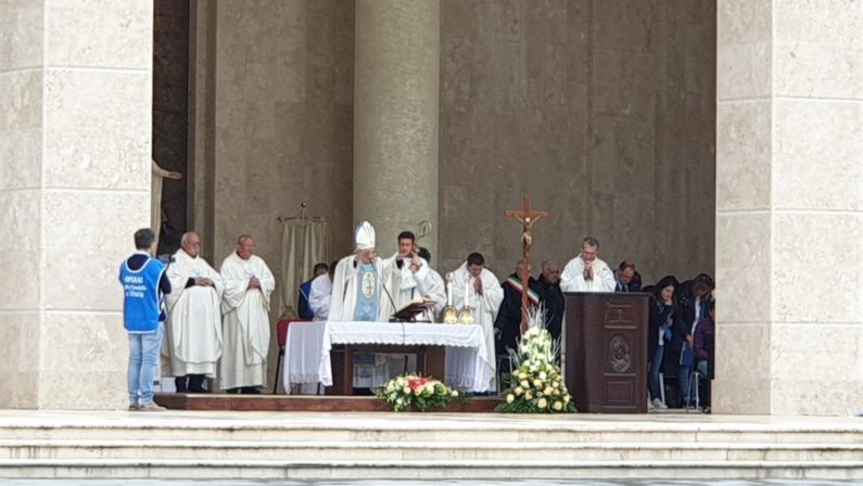 Festa della Mamma a Paravati, in migliaia nel nome di Natuzza
Il vescovo annuncia passi in avanti nella causa di beatificazione