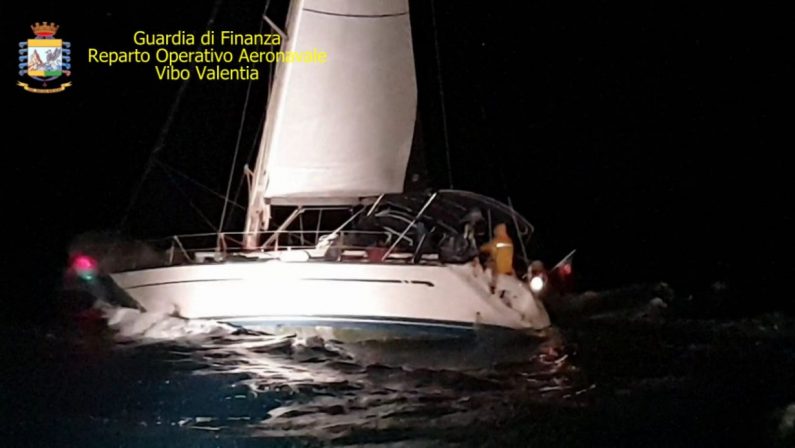 Ancora uno sbarco di migranti sulle coste crotonesiIn 54 soccorsi vicino la spiaggia su una barca a vela 