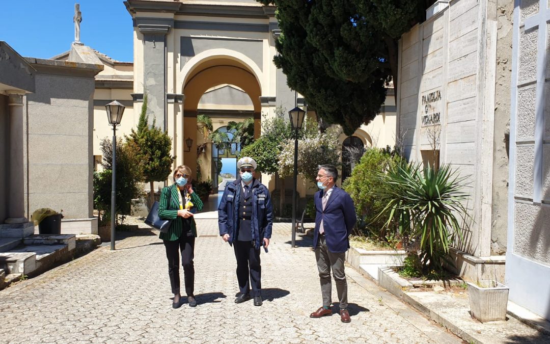 Il sindaco col capo della municipale Sebastiano Tramontana e il segretario generale Domenico Scuglia