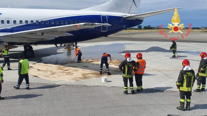 Emergenza nell'aeroporto di Lamezia, rischiato incendioCopiosa perdita di carburante in pista, ritardi per il volo