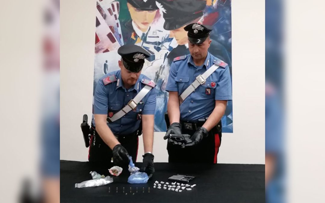I carabinieri con la pistola e la droga