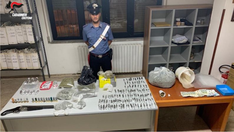 Trovato con un fucile canne mozze, cocaina e marijuana: 27enne ai domiciliari nel Crotonese