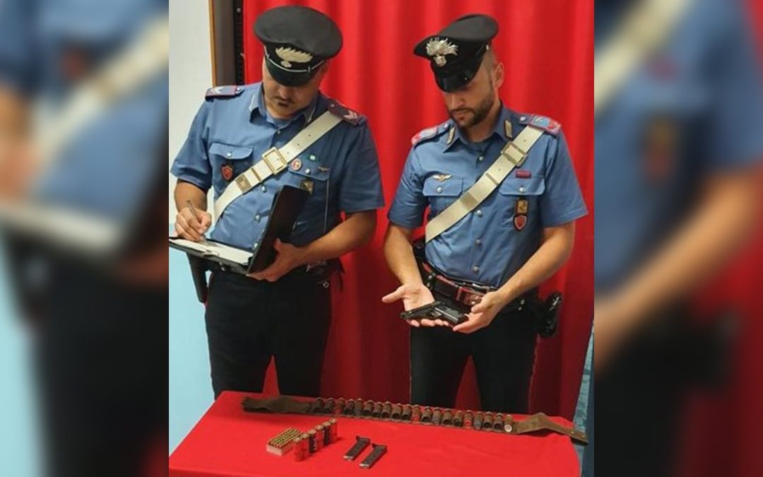 Le armi e le munizioni sequestrate dai carabinieri
