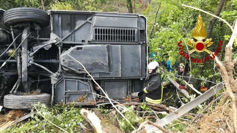 L'autobus ribaltato a Siena