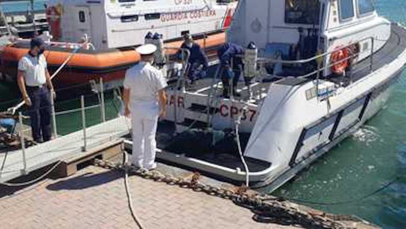 Diventano quattro le vittime dell'esplosione della barca a Crotone: pescatori ritrovano il cadavere di un migrante