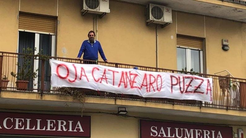 FOTO - Il Ministro Salvini accolto a Catanzaro da decine di striscioni di protesta: dalle offese alla goliardia