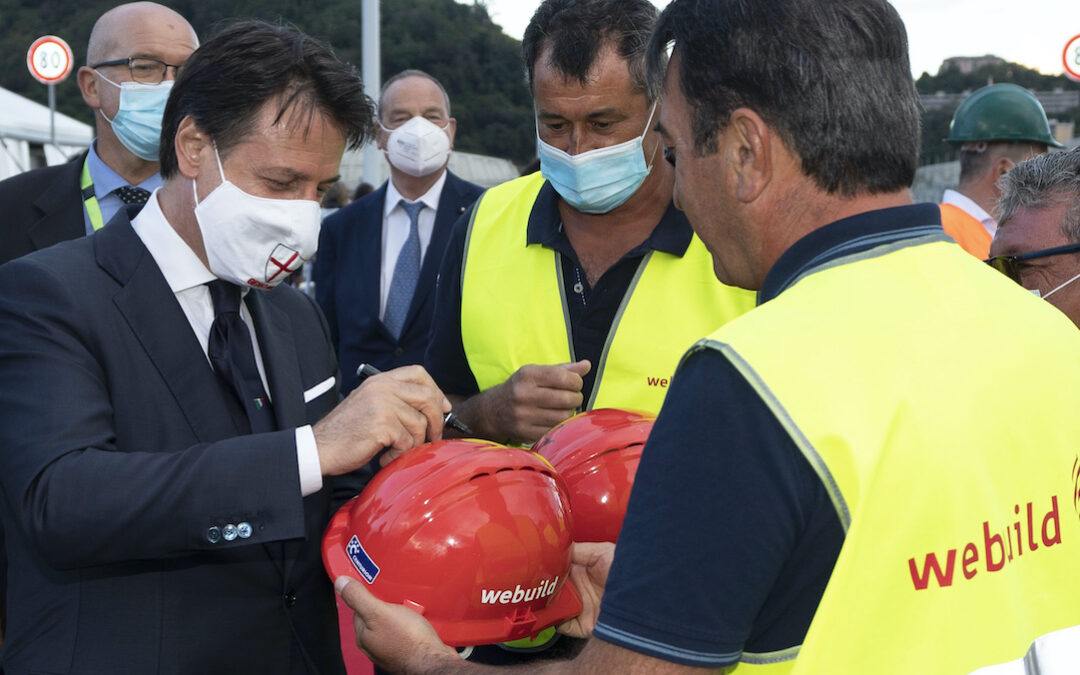 Conte firma i caschi degli operai che hanno realizzato il nuovo ponte di Genova