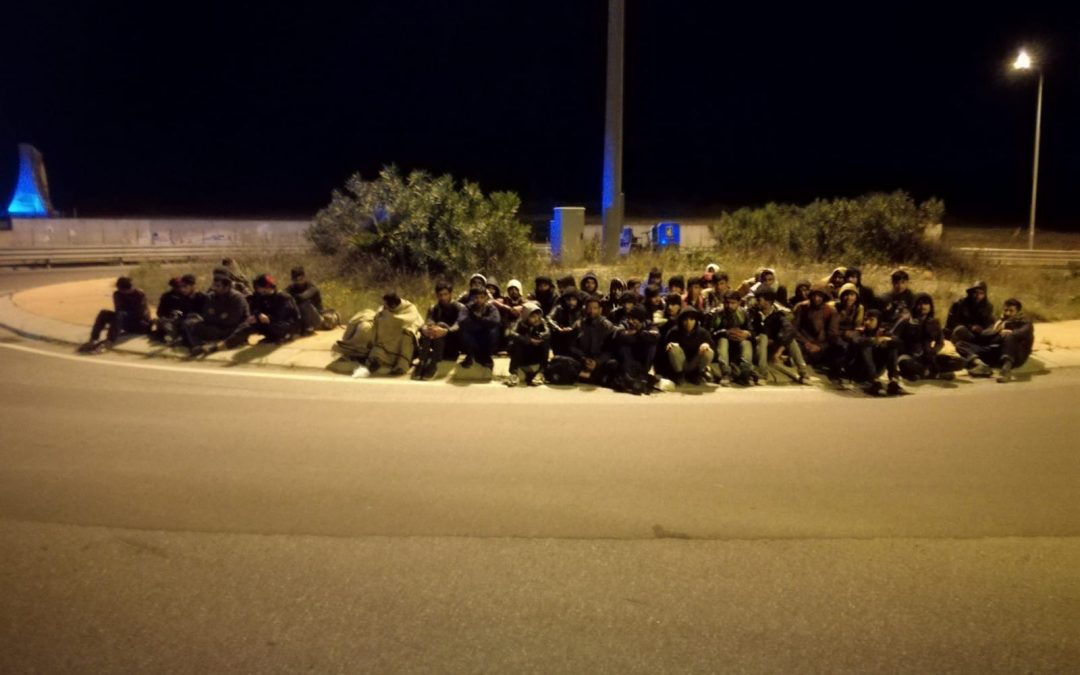 I migranti bloccati sulla statale 106