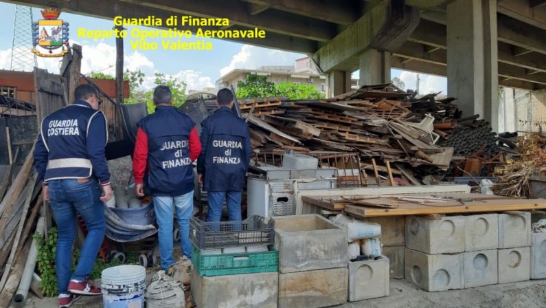 Una imponente discarica abusiva sequestrata a ReggioNell'area anche rifiuti speciali, denunciato responsabile