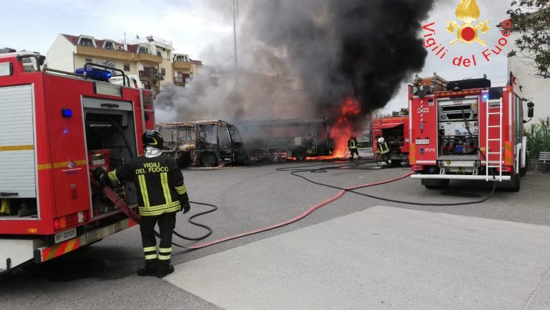 VIDEO - L'intervento dei vigili del fuoco per l'incendio che ha distrutto tre autobus a Soverato