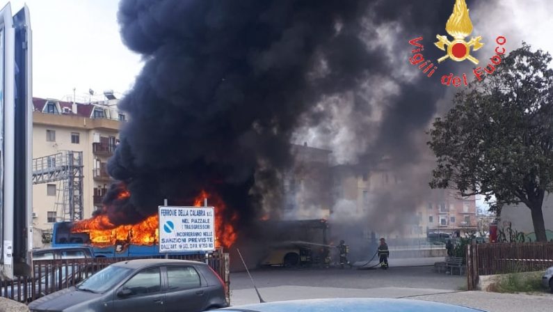 Tre autobus in fiamme nell’autostazione di Soverato  Paura tra i passanti, indagini sulle cause del rogo